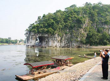 象鼻山在春天