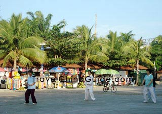 打太极在海滩附近