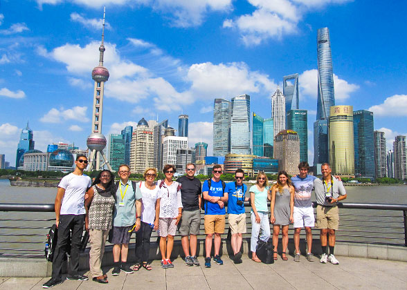 我们的旅行团在外滩,上海
