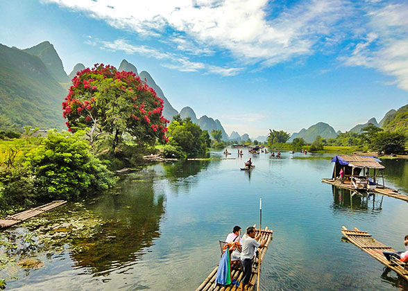 在阳朔玉龙河漂流